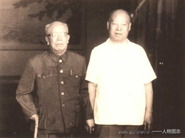 黄欧东同彭真(右)合影。
