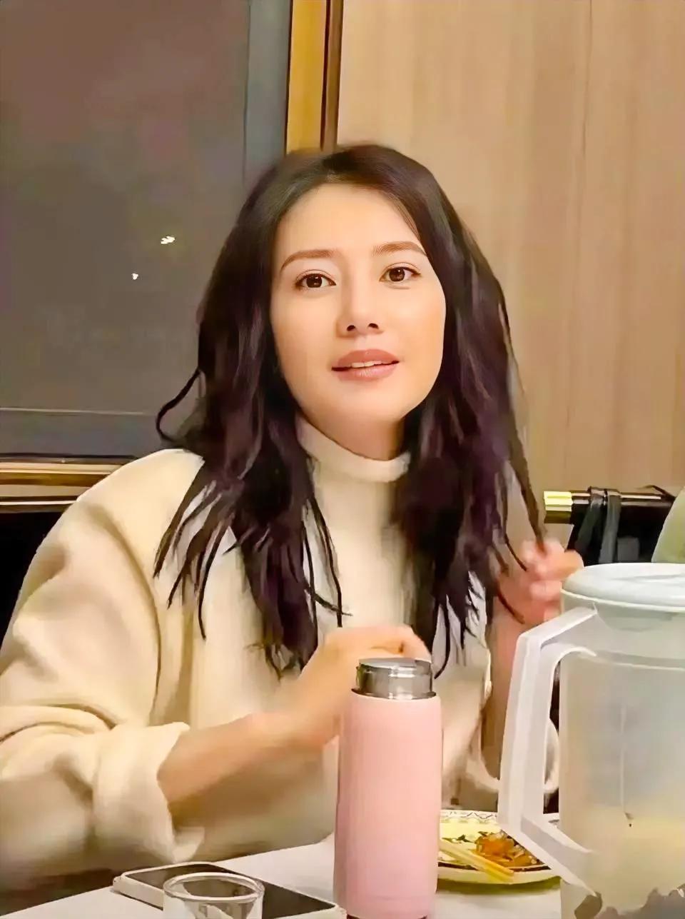 高圆圆从影以来一直以来被人誉为“气质女神”，她的性格温柔，人缘极佳，深受观众们的