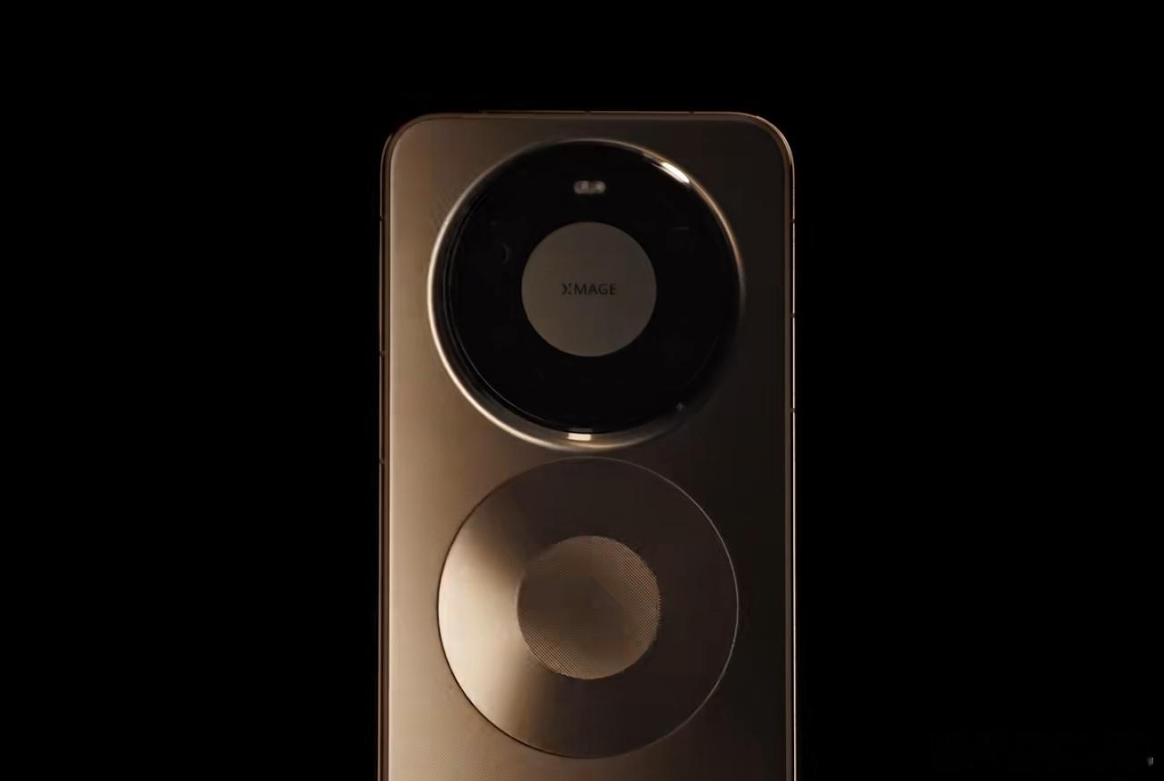 Mate80系列这次颜值很高诶，背部下面有磁吸环状设计，突然觉得不带壳更好看