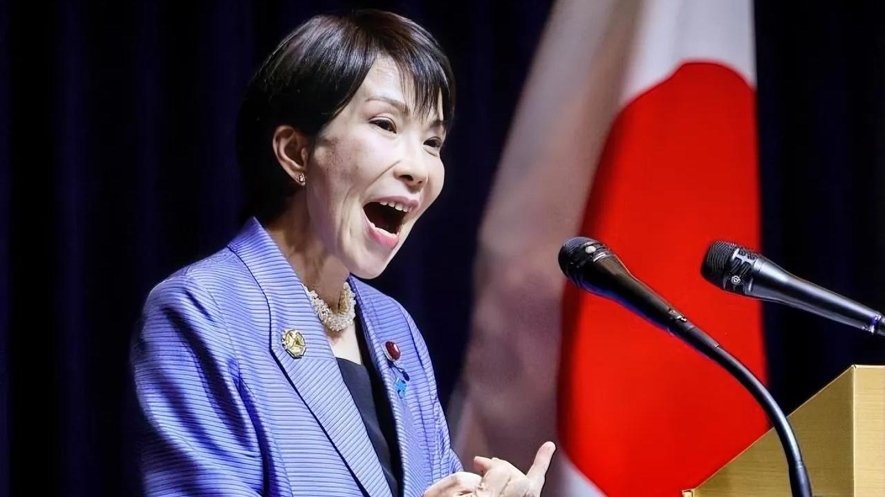 自恋又搞笑！
马克龙访华高市早苗反而着急了！
有日媒爆出在马克龙出访前高市同其通