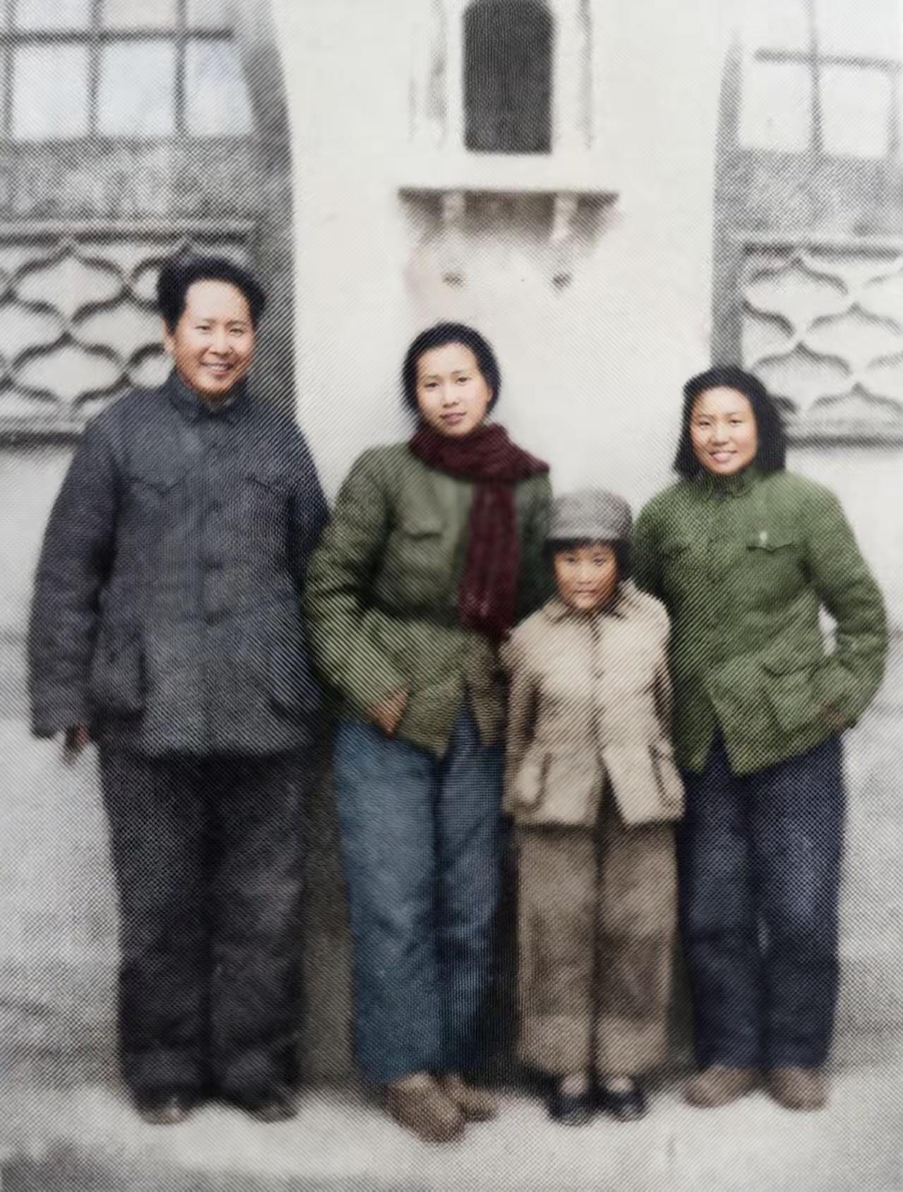 1947年转战陕北之前，毛主席一家，还有叶子龙的妻子蒋英的合影。

这位蒋英，浙