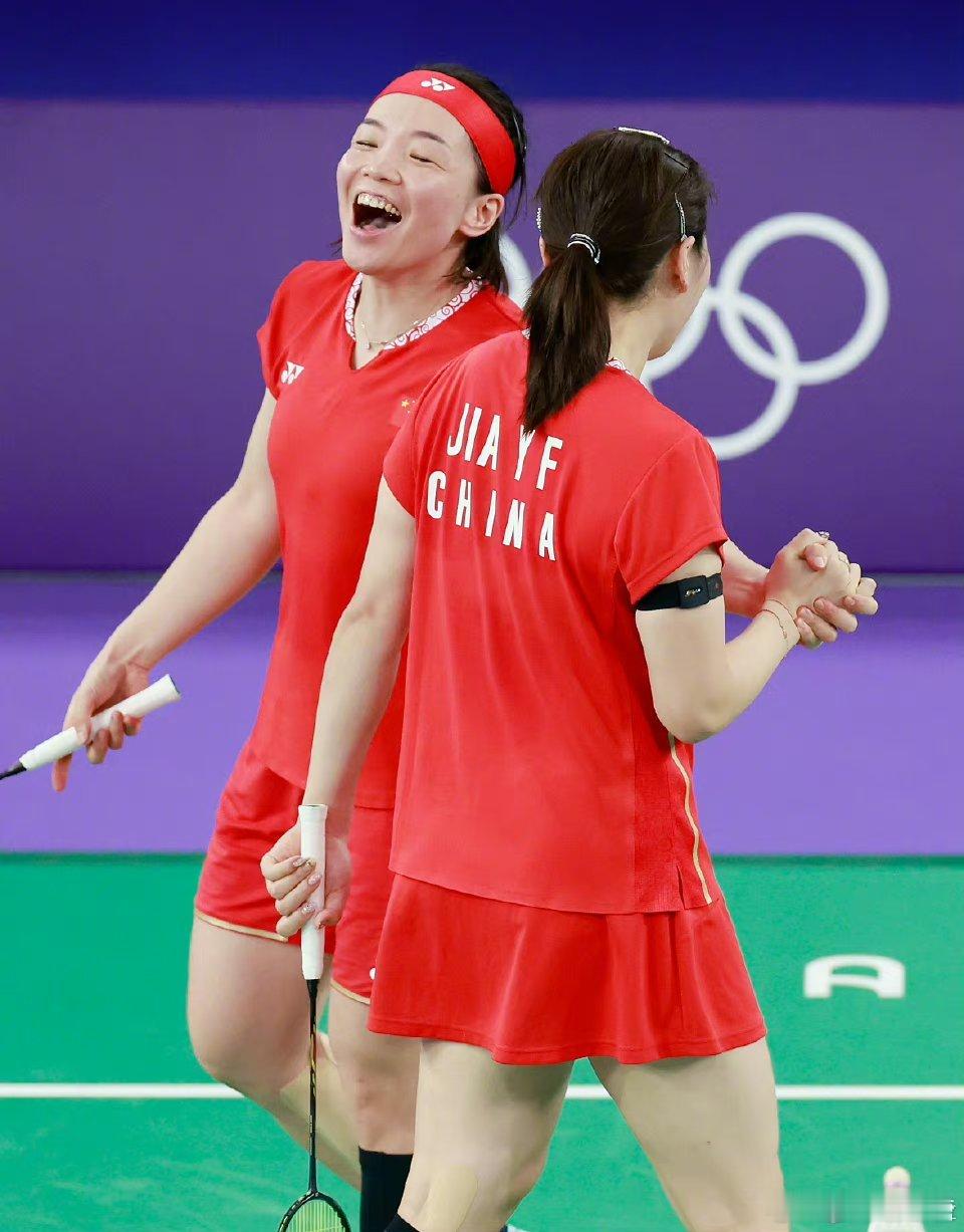 #凡尘组合超级大满贯#第15🥇，恭喜凡尘组合完成大满贯羽球女双，中国第一[耶]
