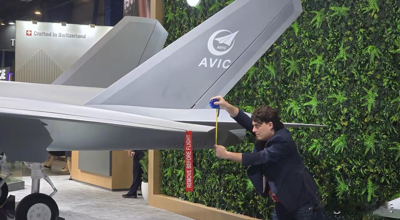 美国军火商拿皮尺量歼-35A，量完嘴还挺硬！
      近日，新加坡航展上美国