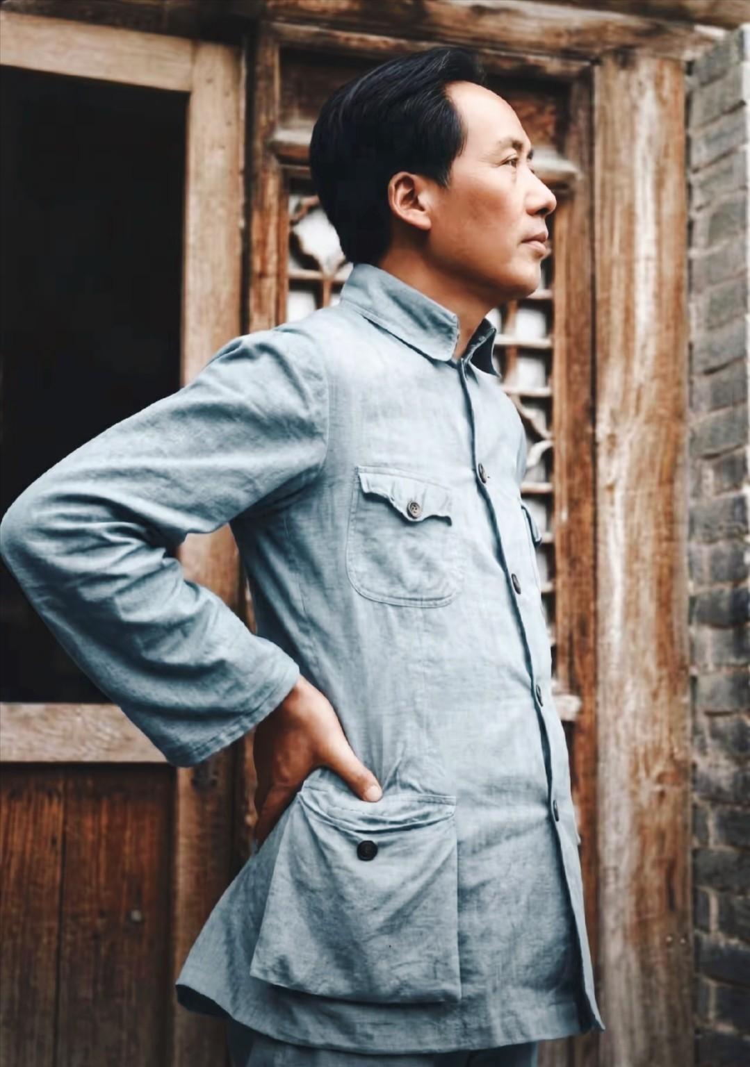 有人说这不是毛主席真实的侧脸照，伟人的形象是非常完美的，他的气质内涵是普通人无法