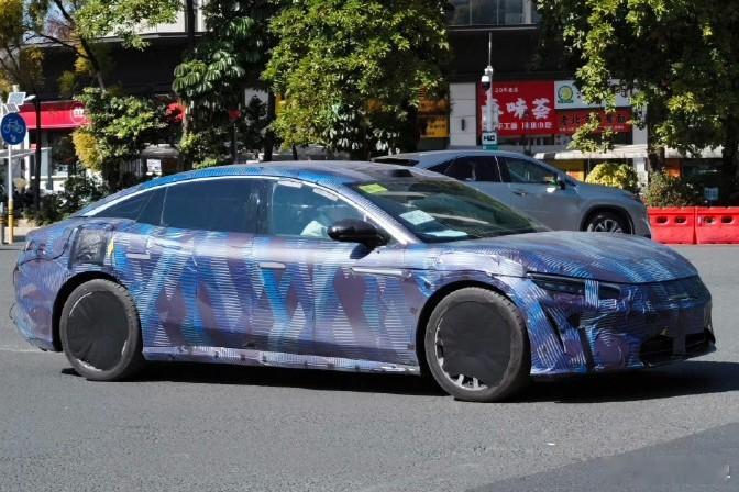 比亚迪「大汉」？（图2 是汉L）灯组尺寸变小，车门把手目前还是隐藏式设计，C柱线