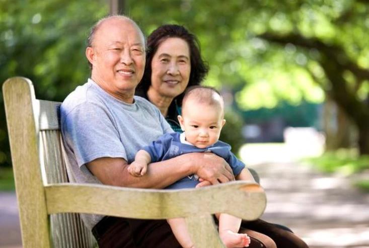 二胎非穷病，未来20年难题多：教育、经济、平衡育儿需应对

生育二胎是否被视为“