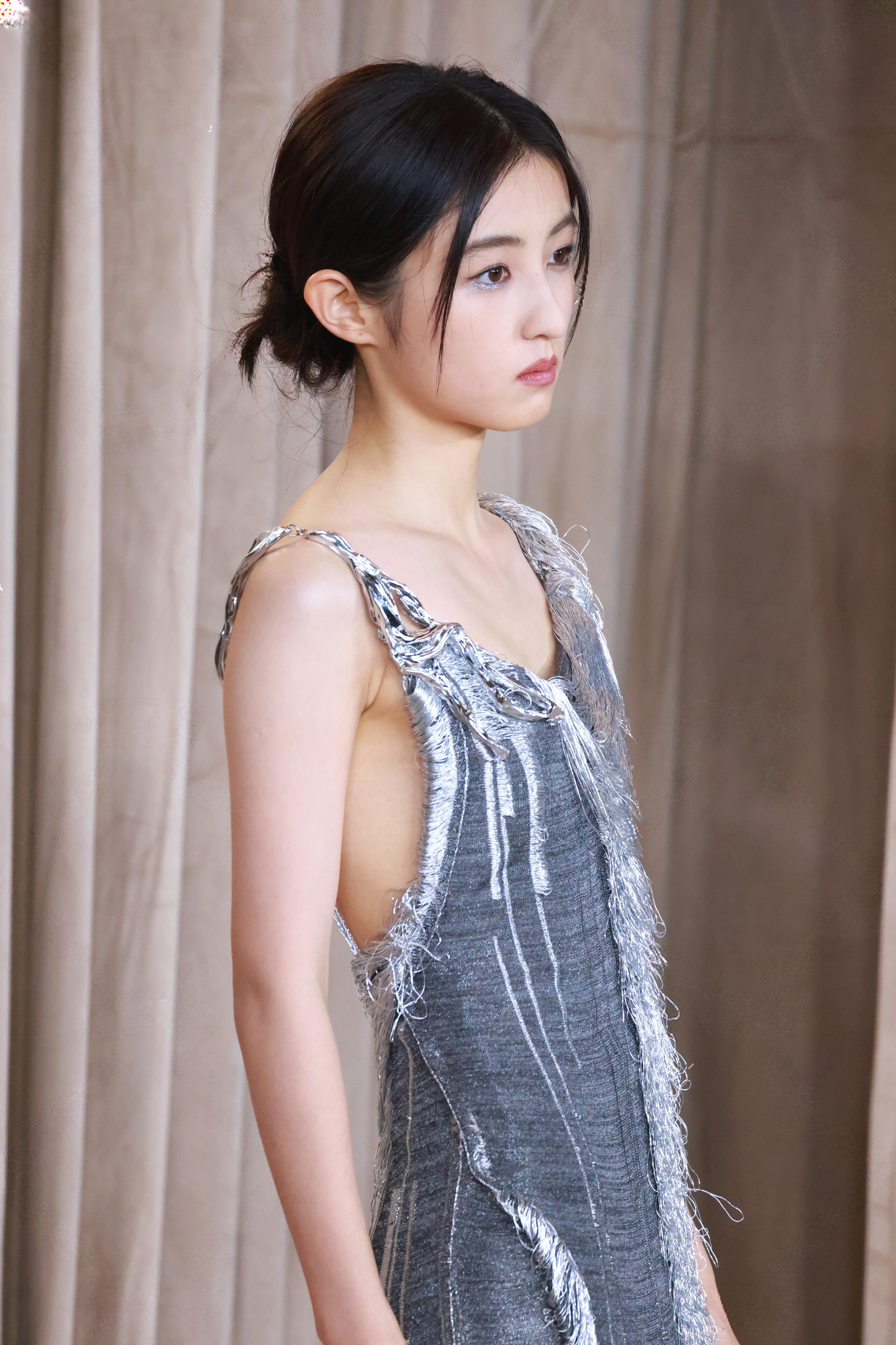 张子枫23年活动生图身材好尴尬 