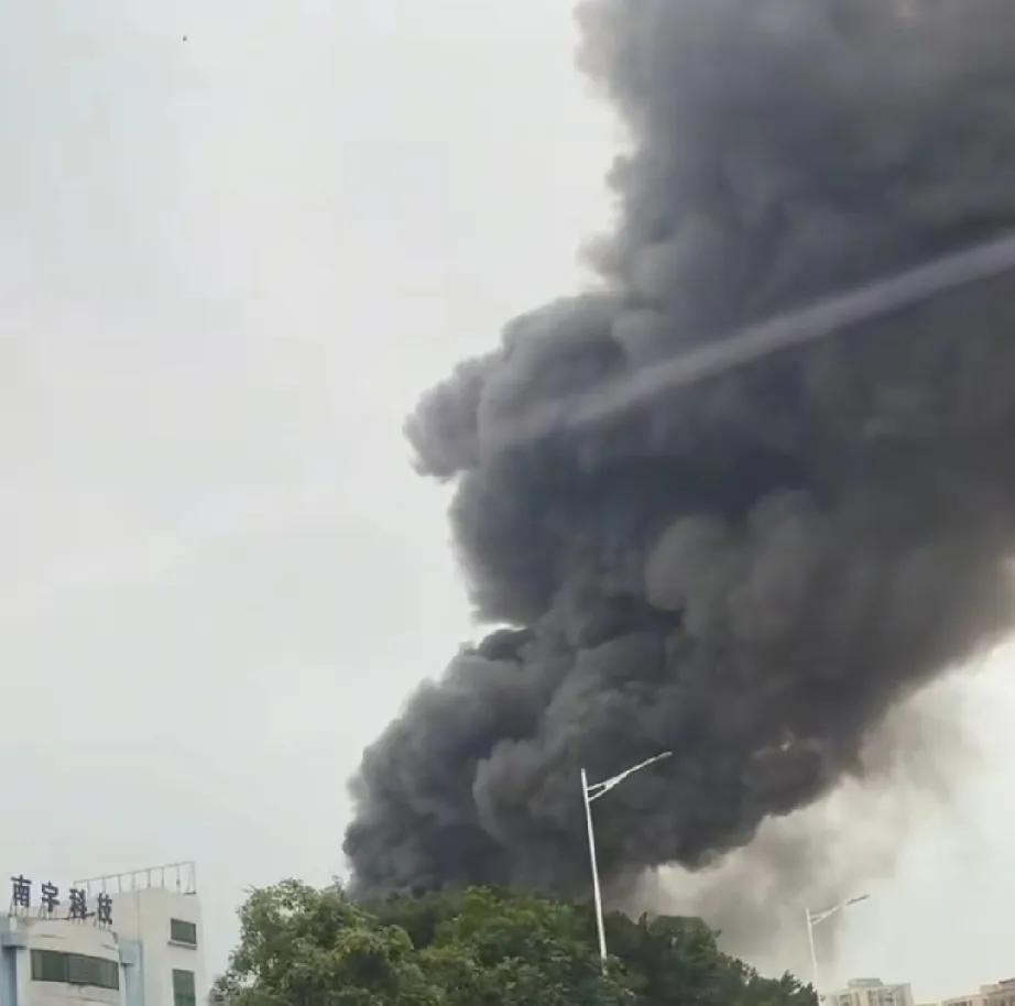 5月28日，广东东莞茶山镇寒溪水村一工厂突发火灾，现场浓烟滚滚，数公里外都清晰可