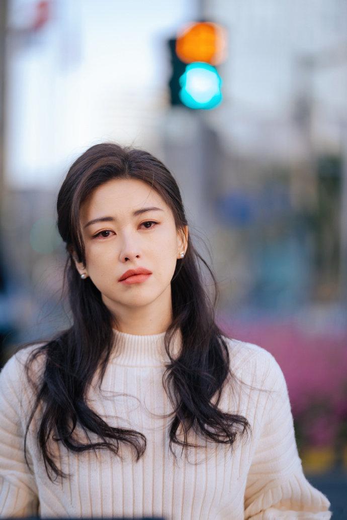 朱珠把外卖袋拎成秀场了朱珠真的好随性自然，完全没有看出来竟然拎着外卖袋，看到这样