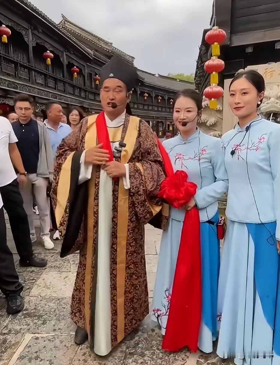 王铎：大衣哥朱之文员外，现在又当上了台儿庄的“庄主”，还挥笔题写了“天下第一庄”