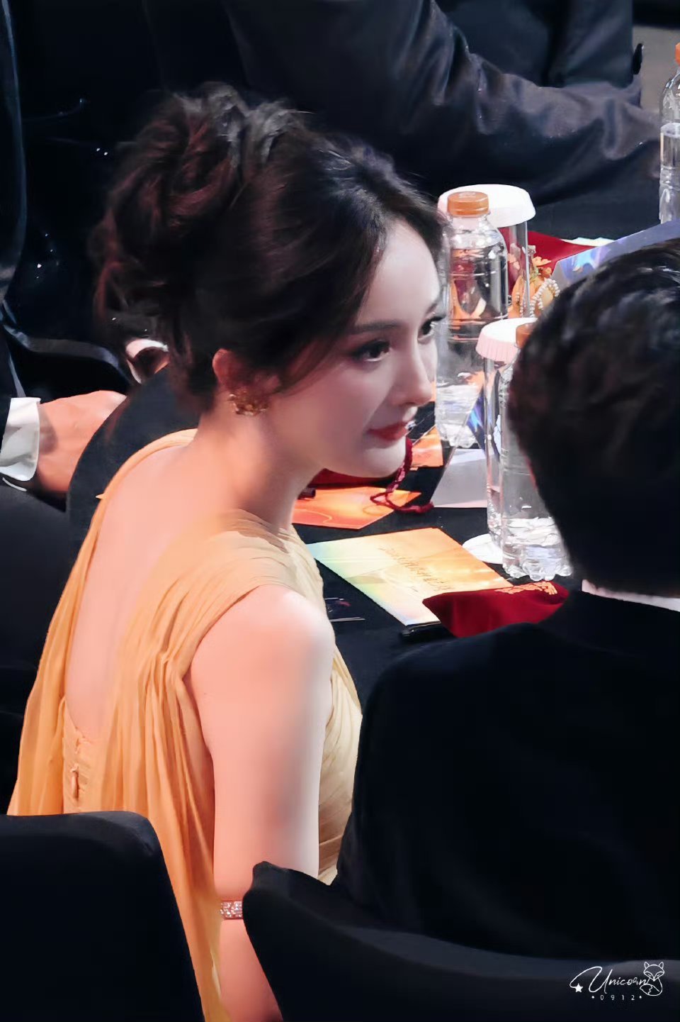 杨幂欠我一个抱抱