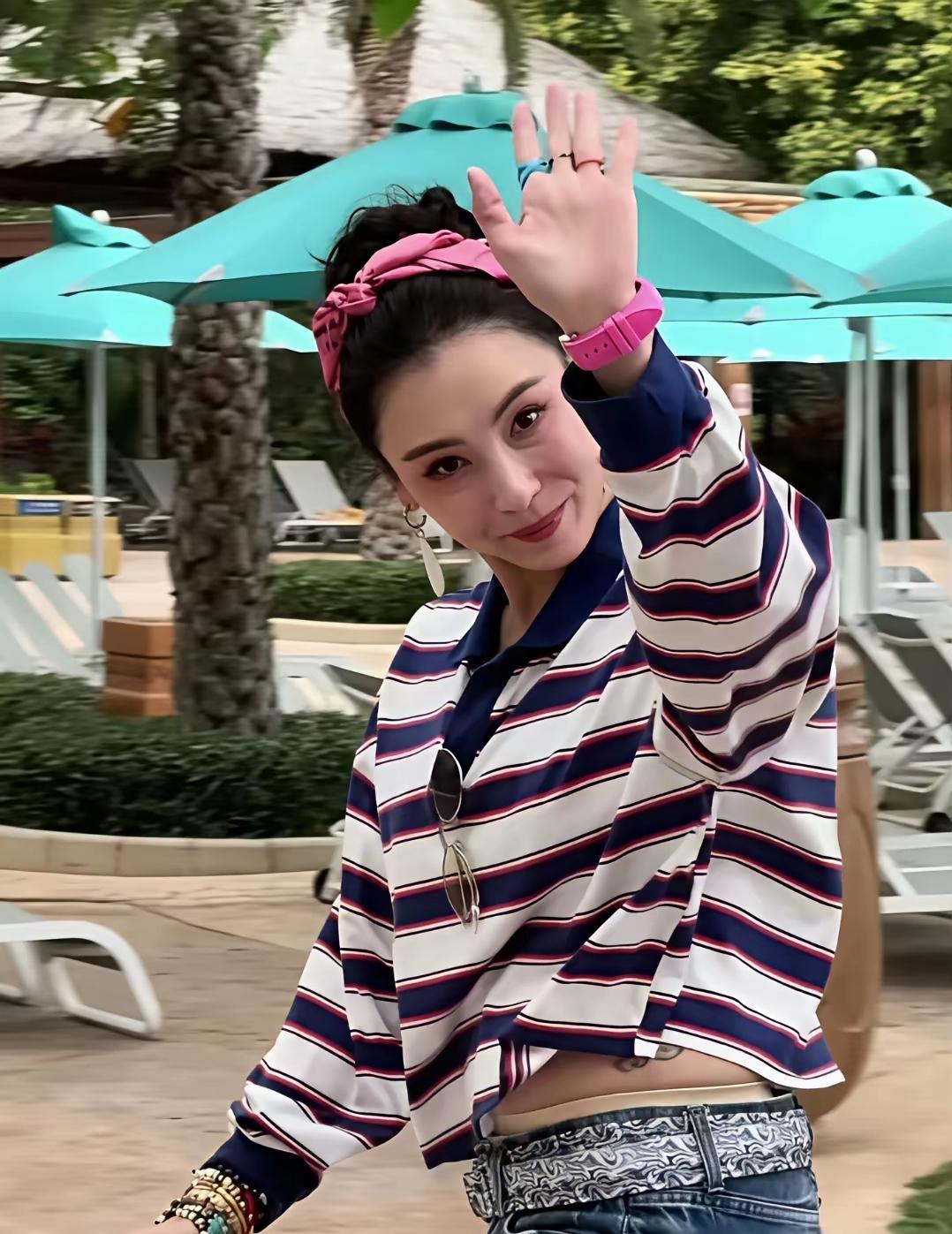 张柏芝这脸和手差别好大啊！

那脸就是盛世美颜来的，四十六岁看着像二十岁左右，还