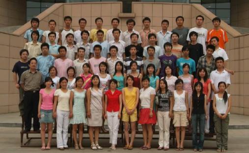 岁月不饶人，张雪峰也曾经是青葱少年，满脸都透着桀骜不驯的气质。
张雪峰是一个很有