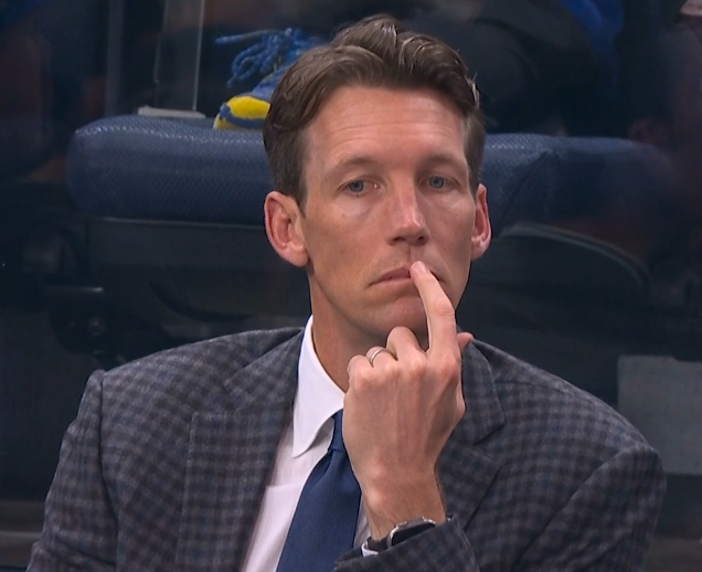 场边的总经理邓利维 勇士球迷们今年能不能快乐的看球 就他看怎么样了 