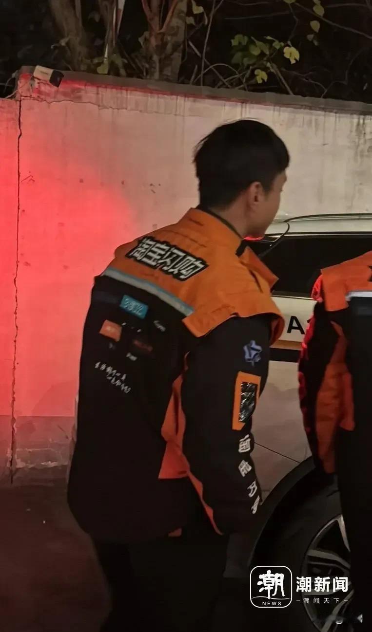 淘宝外卖员秒变“特工”一招制服抢劫金手镯并逃跑的男子获得见义勇为称号。事发12月