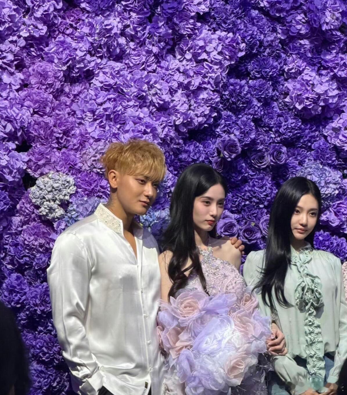 黄子韬徐艺洋宁艺卓婚礼合照 黄子韬徐艺洋宁艺卓婚礼合照来咯！ ​​​
