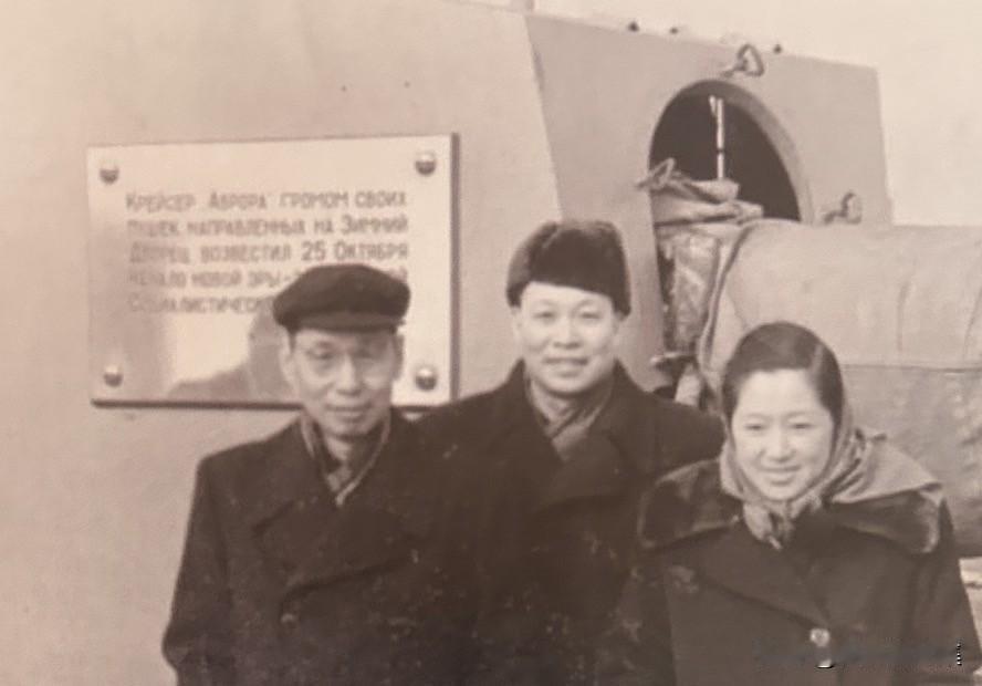 1956年，赵忠尧先生（左）与钱三强先生（中）、何泽慧先生（右）在列宁格勒参观“