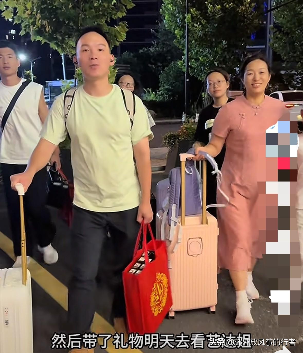 今天下午，谢浩男的妈妈许健华带着谢浩男、他的三个妹妹，还有战友海军，总共六人去杭