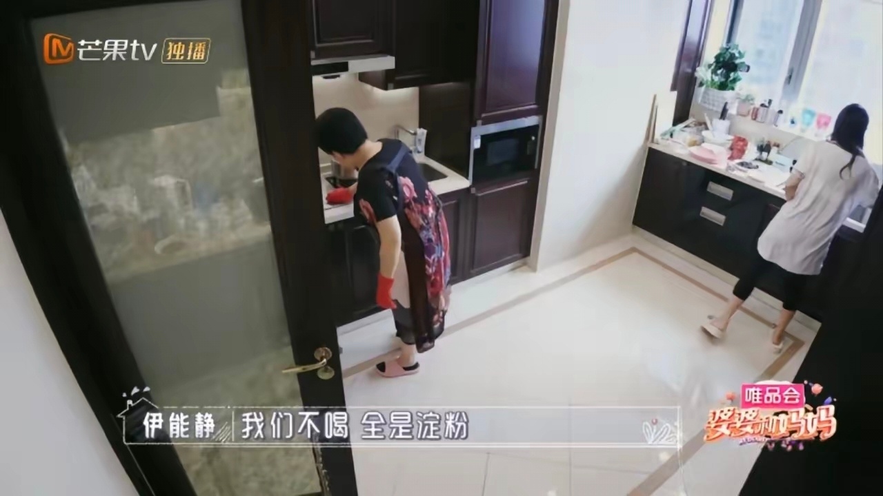 婆婆在厨房给伊能静做早餐，婆婆低声说：“你就捧捧场，这不做节目嘛。却惨遭拒绝。从