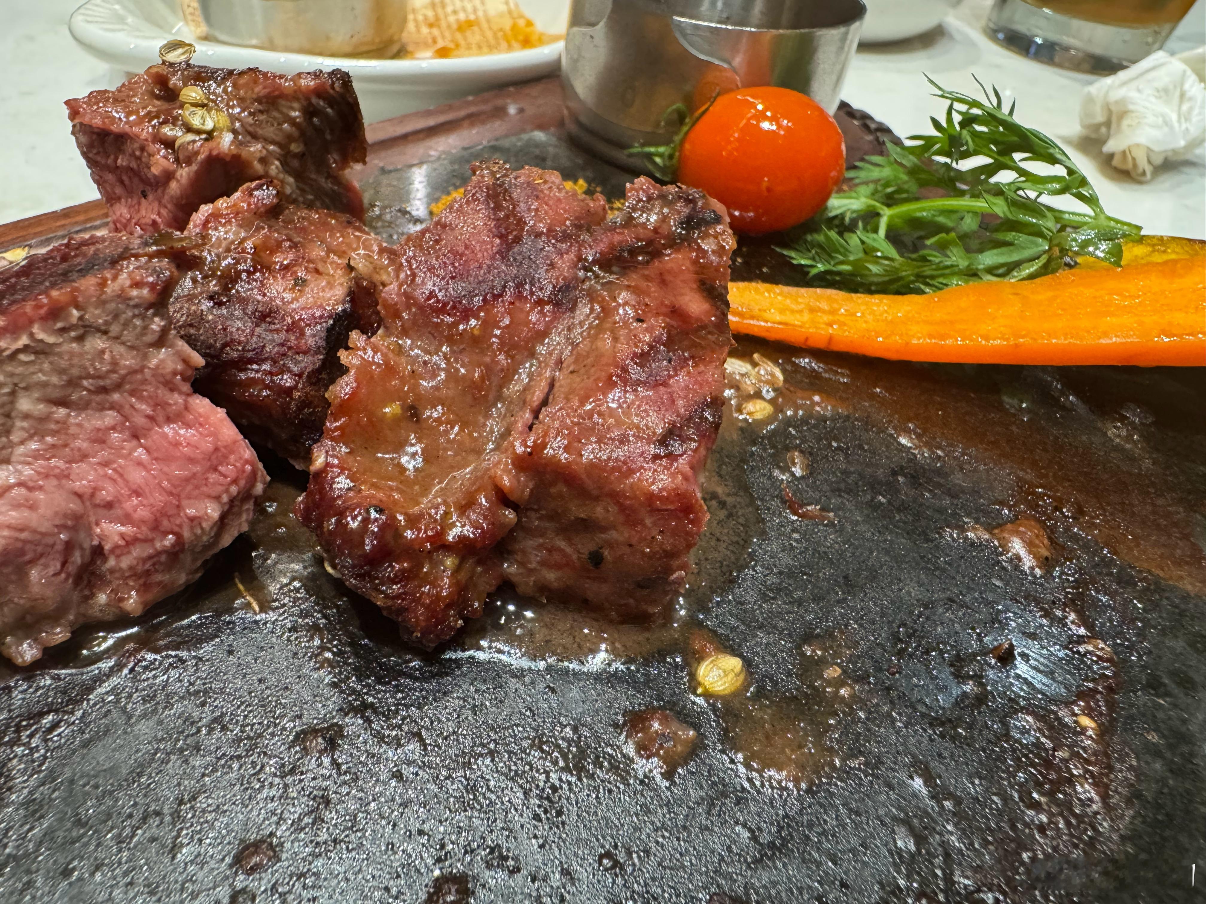 每日一餐分享邂逅超赞牛排🥩 香、嫩、多汁，舌尖在开小派对，快乐就这么简单～ ​
