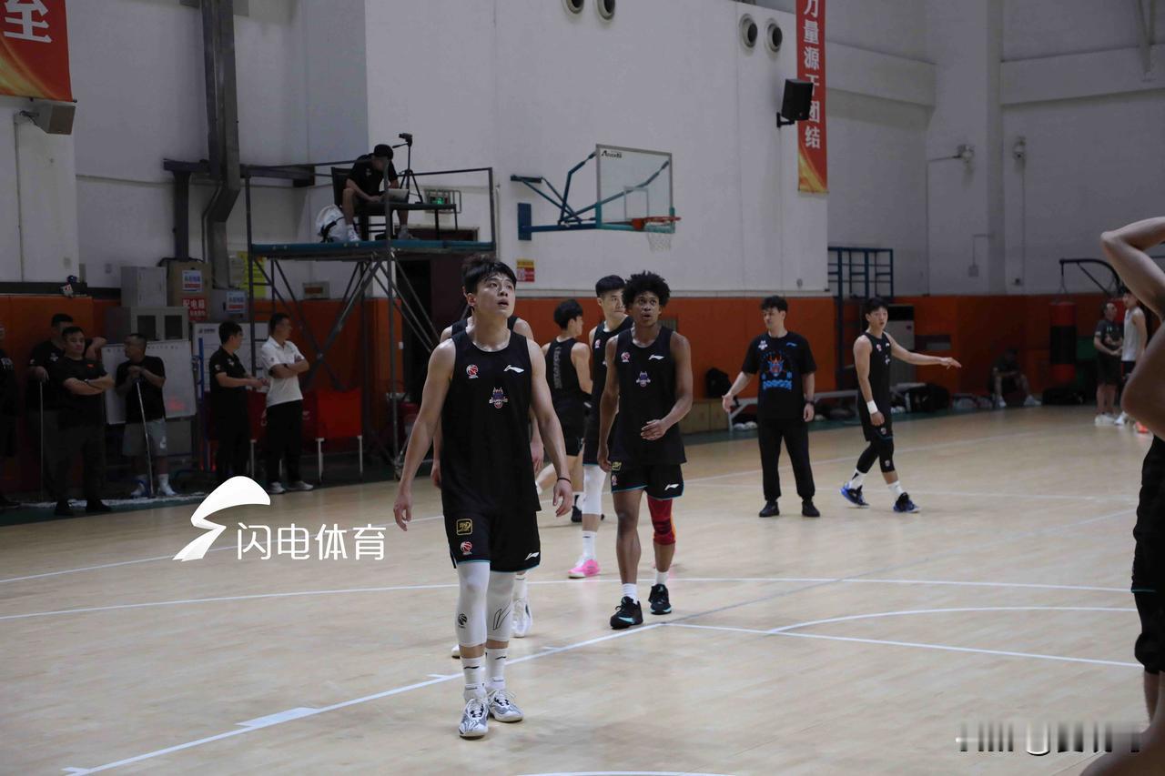 与辽宁队的内部教学赛，山东男篮的青年队队员王证、米建瑞、赵浩然、马延东、方宇瀚、