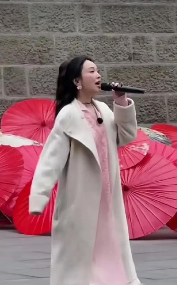 42岁金莎县城商演，自己拎包赶高铁。
这哪是过气？
分明是人间清醒！
当别的明星