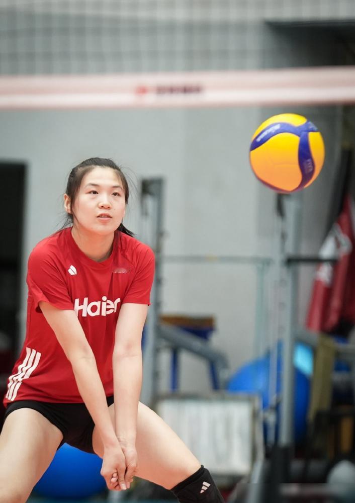 别再拿女排精神当鸡汤了，那根本不是给普通人喝的。
我告诉你，国家队那句眼里有光