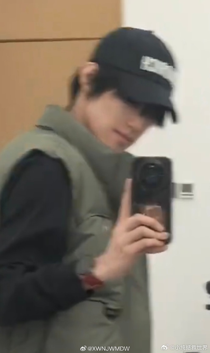 张泽禹展示新手机壳 张泽禹展示新手机壳真的让人越看越喜欢，小小的一个举动，却暴露