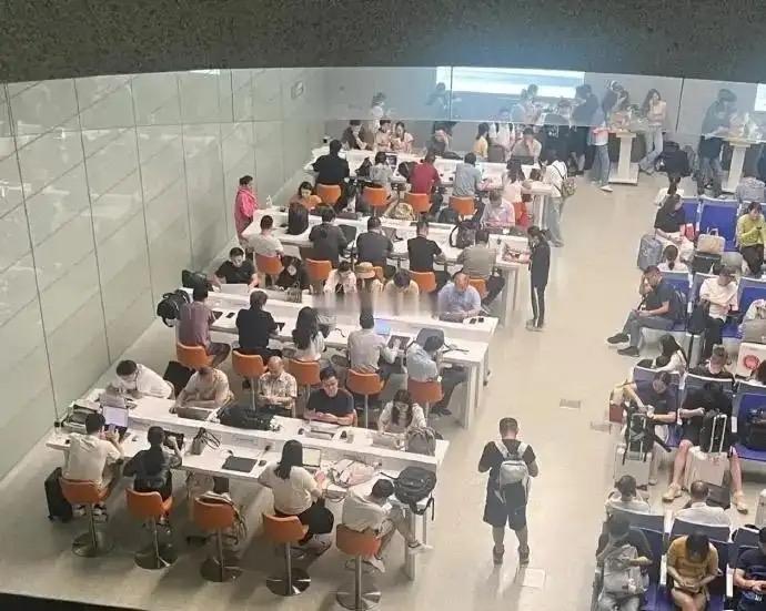 上海虹桥机场这一幕太真实！候机大厅坐满办公的打工人，行李箱一放就地开工。
走到哪