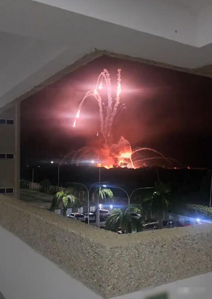 “大漂亮”终究对委内瑞拉动手了。刚结束一小时左右的轰炸，打击了军用机场、港口等目