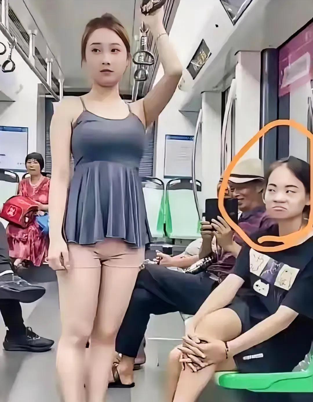 #地铁尴尬大赏# #谈地铁上的奇闻# 各位看看地铁中间站着的这位女士，不知是对自