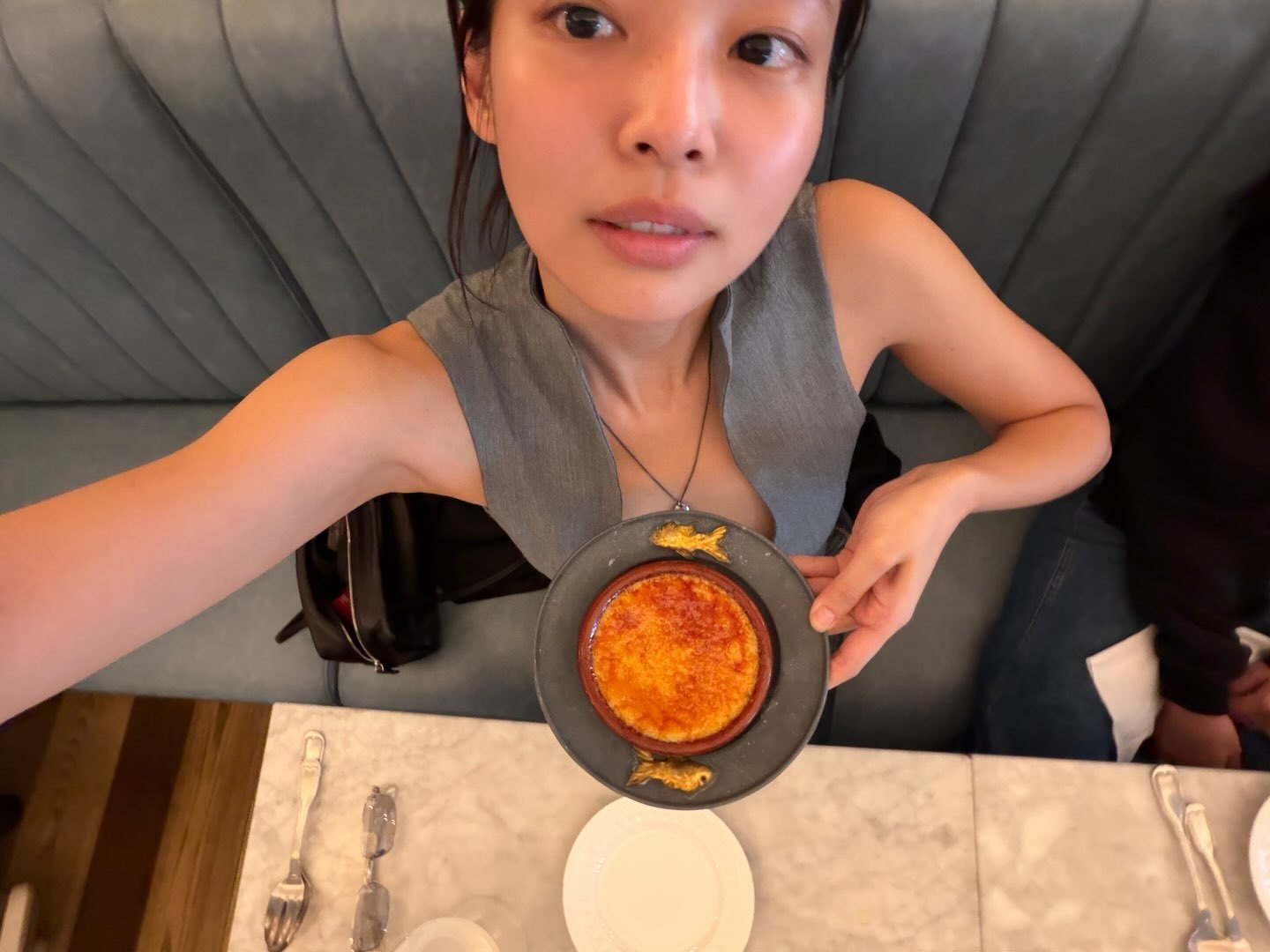 谁懂我家姐姐这带着一点懒散随性的模样...女孩又在展现美食 