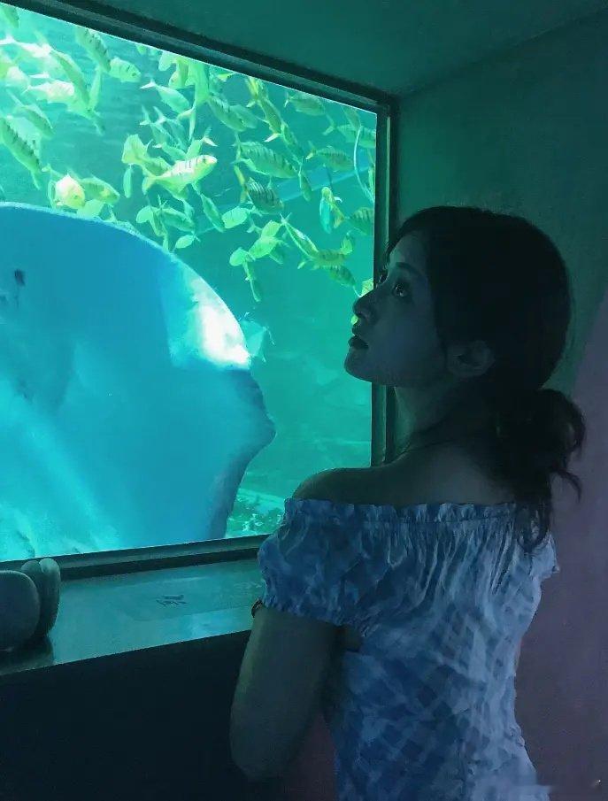 沈月最近的风格乍一看好像李兰迪 ​​​