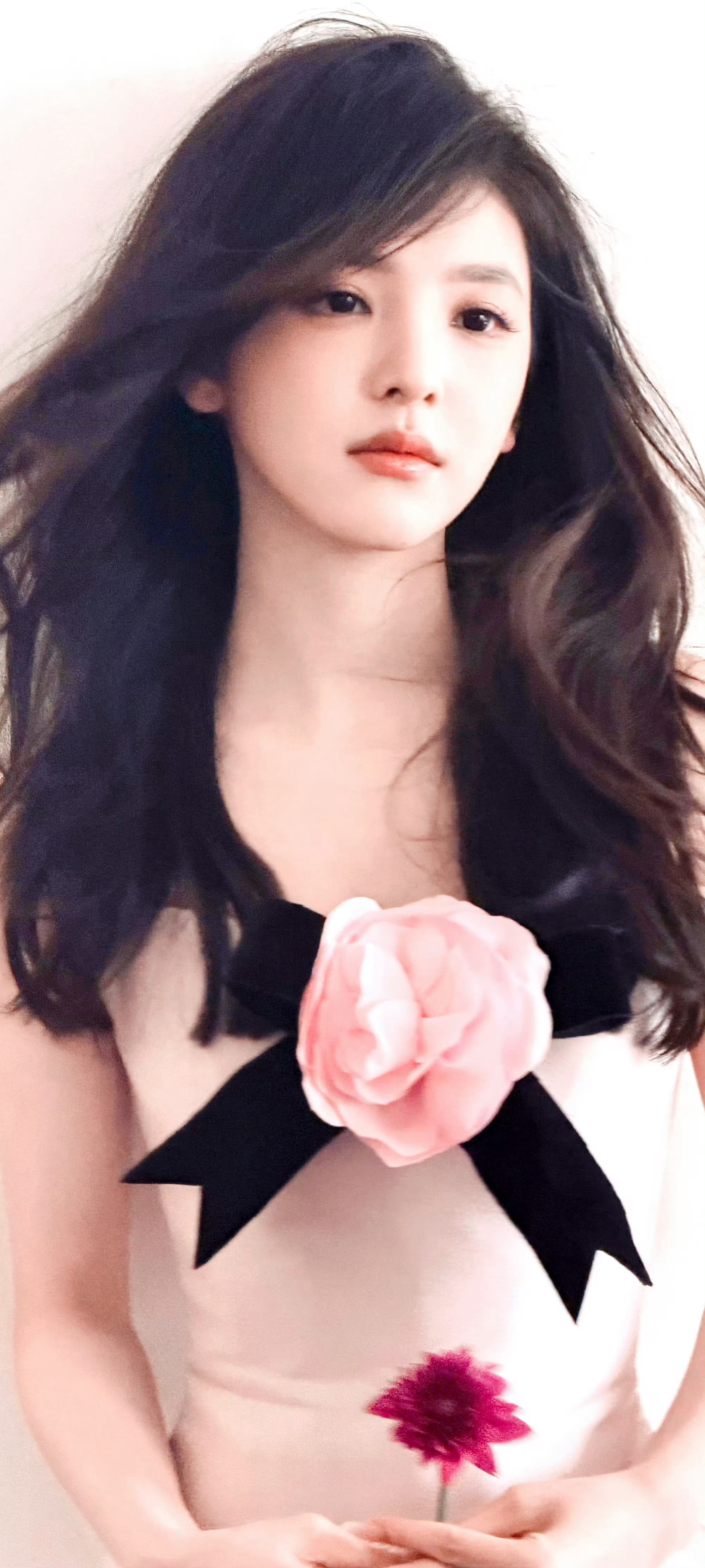 章若楠胸前好大一朵花章若楠出席活动时，一袭粉色抹胸长裙搭配胸前立体花朵装饰，造型