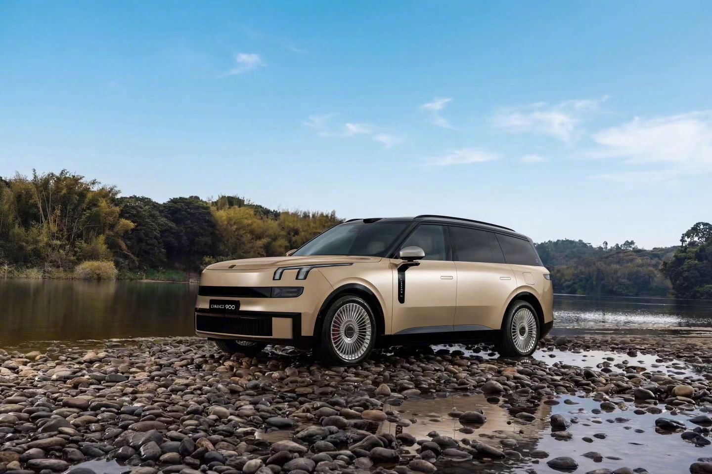 领克900大五座万物皆可装当代年轻人的快乐，一半是露营给的，另一半是能装下所有热