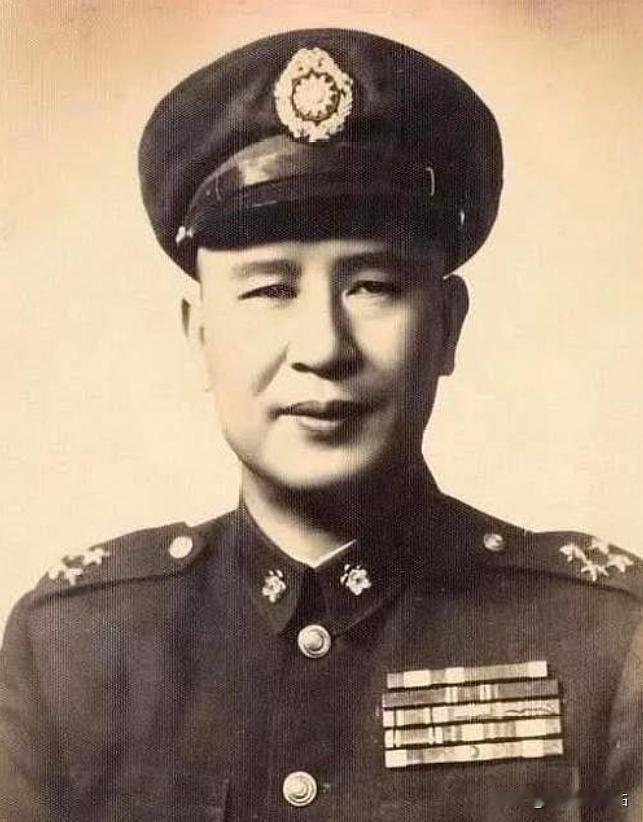 1937年，李克农在小道上散步，忽然，一个戴着草帽的老农朝他扔来一个看似平常的纸