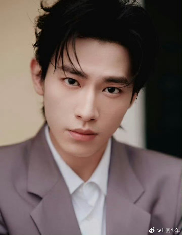 辛云来何与长得像吗何与辛云来长得像吗 高颜值撞脸名场面上线！相似的脸型与神态，也