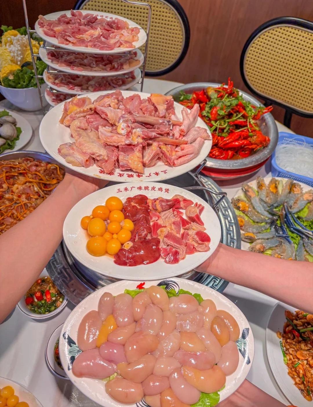 在广州！！可以永远相信坐满本地人的餐厅！
鸡煲 三禾广味碳炉鸡煲 广州美食 广州