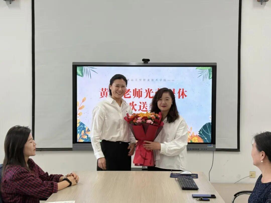 宁夏石嘴山工贸职业技术学院，5月8日，为黄新老师举行荣退欢送仪式，党委副书记、工