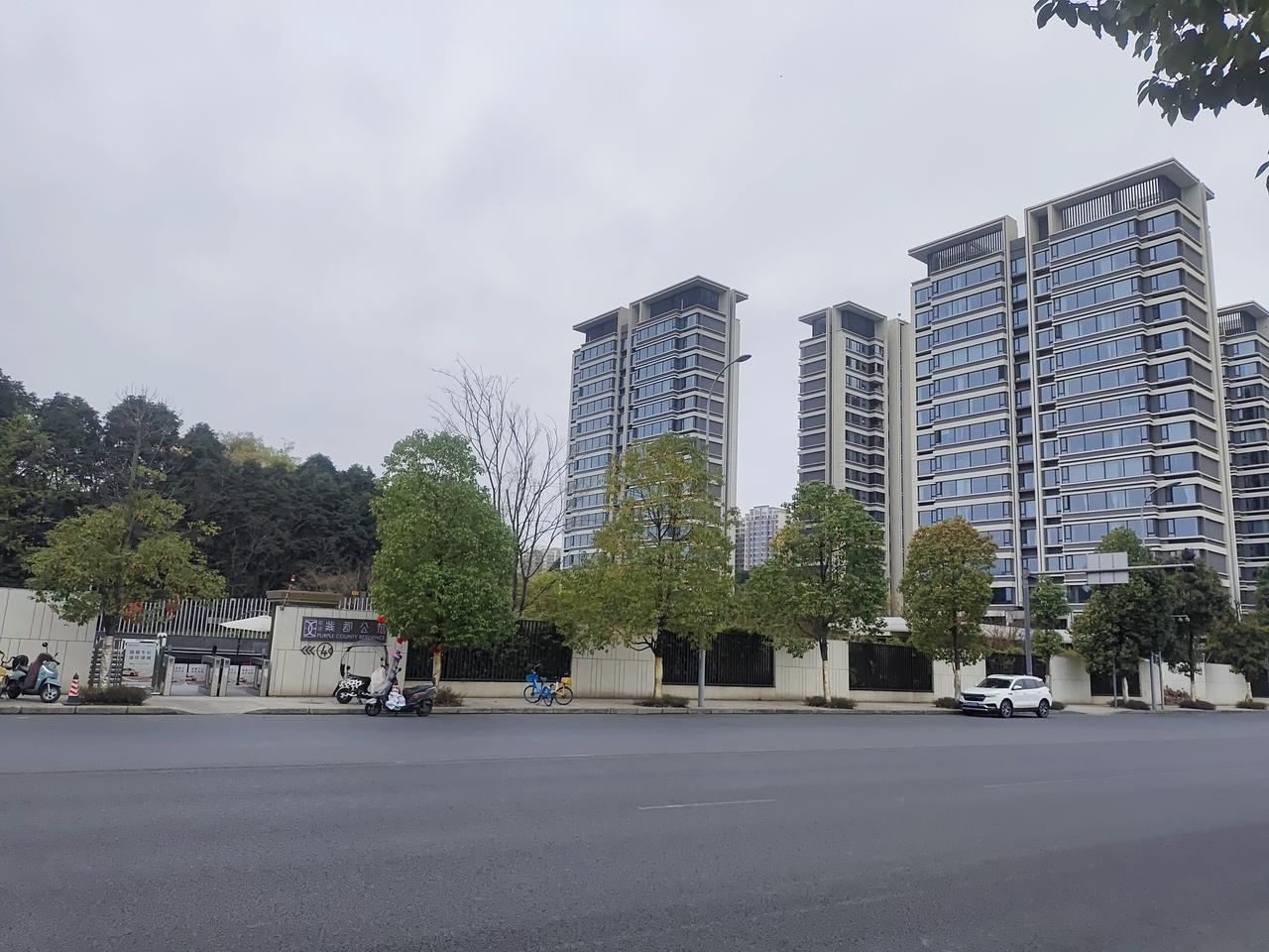 又过去了好些日子，再来感受这条道路两边的变化。
