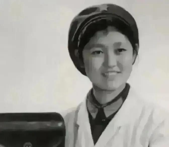 1952年，北京解放军总医院，因战伤回国休养的铁道兵三师代师长黄振荣，在住院治疗