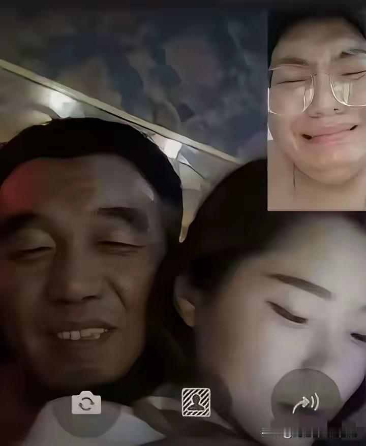 深夜里，
正在外地打工的老王接到妻子小芳打来的视频电话。虽然已经很晚了，但老王依