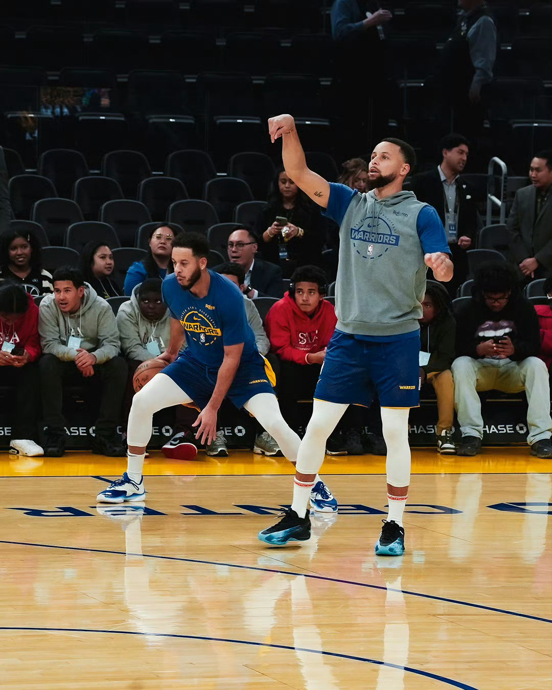 库里今日热身上脚爱德华兹一代球鞋自由也是被傻库玩出花了👀库里开启乱穿鞋时代