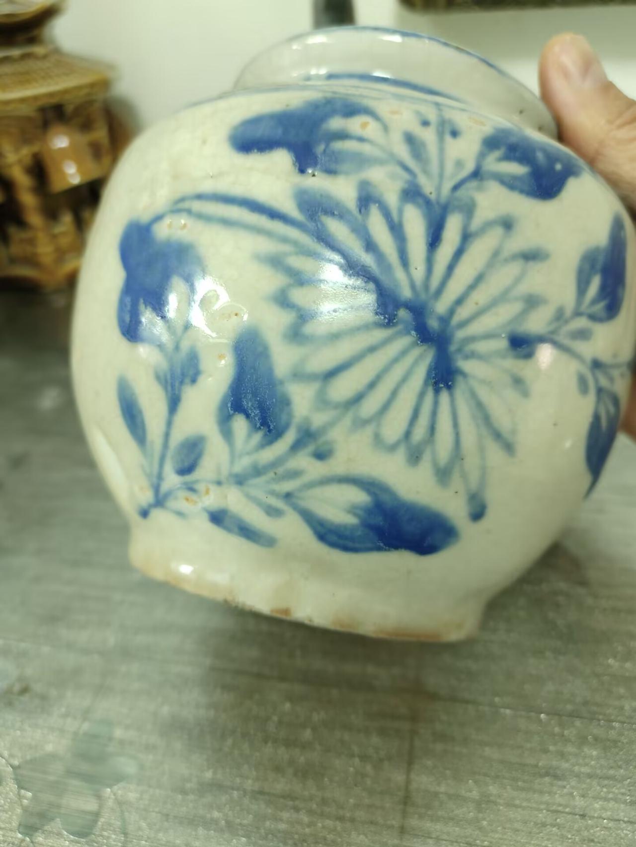 晚清磁州窑青花菊兰纹小罐品鉴
 
此件青花小罐，为晚清至民国时期北方磁州窑（彭城