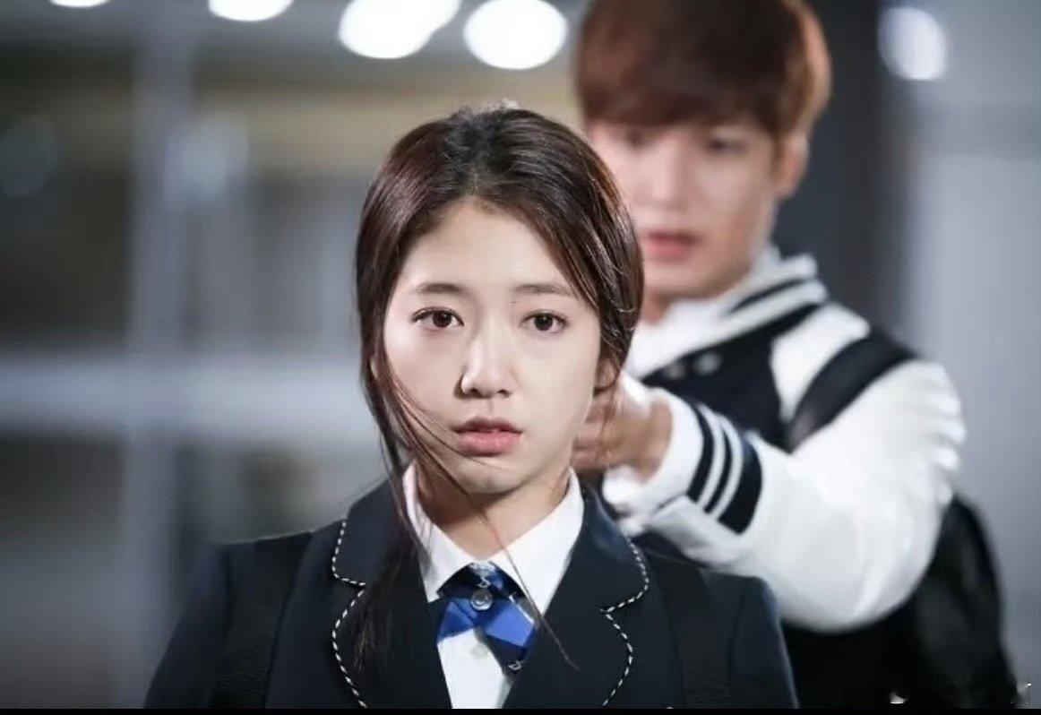 继承者们时期的朴信惠那会真的好嫩啊 