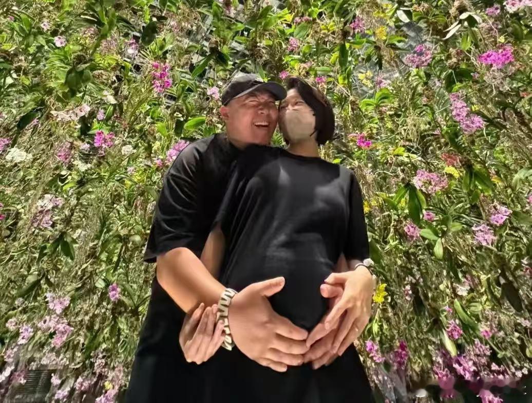 #郝劭文老婆晒照官宣怀孕#林宁瑞戴着口罩站在超大的球球中间拍照，她双手捧着孕肚出