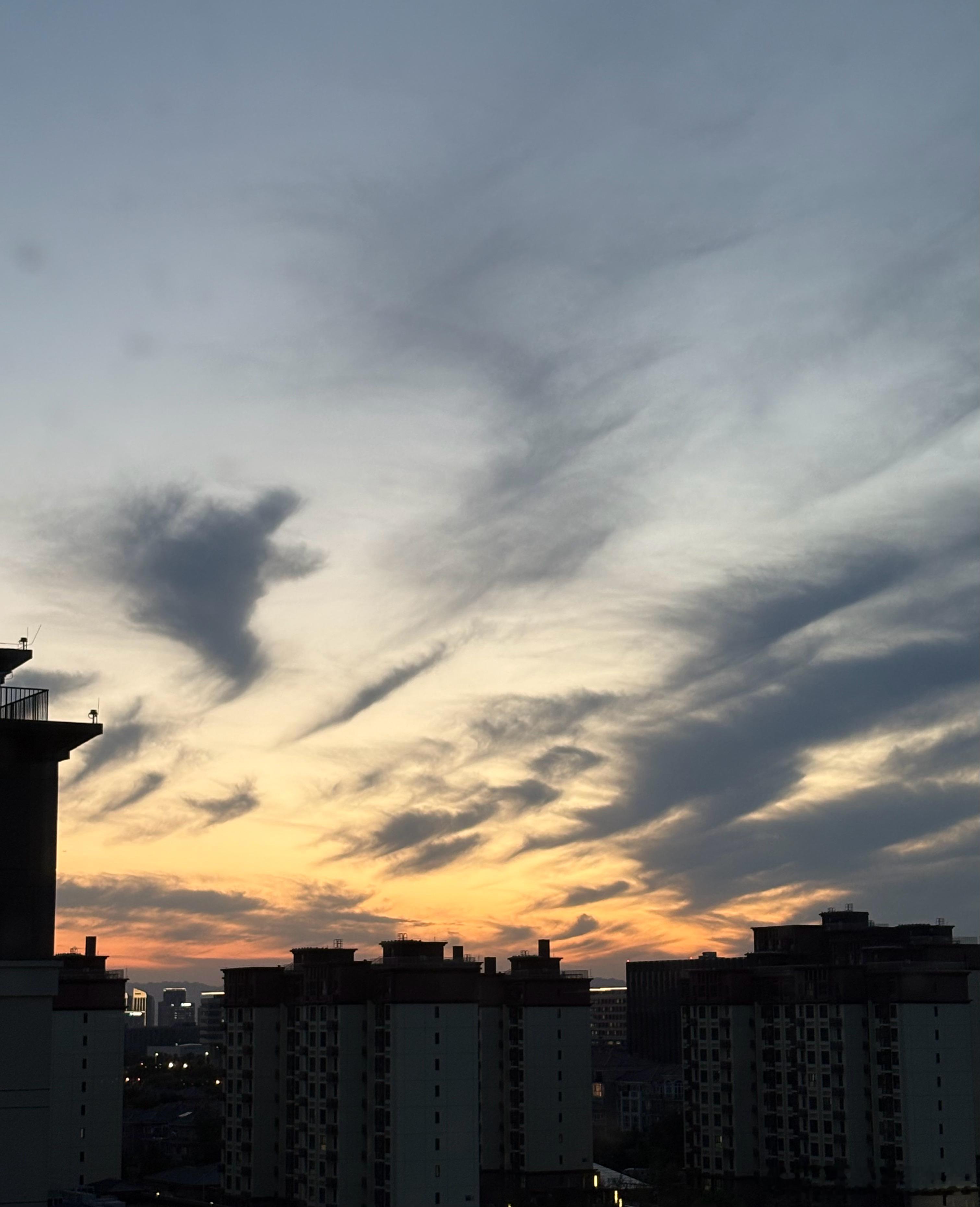 生活手记 这些天，彻底被帝都的云圈粉了！每天都会习惯性守候着美丽晚霞的降临