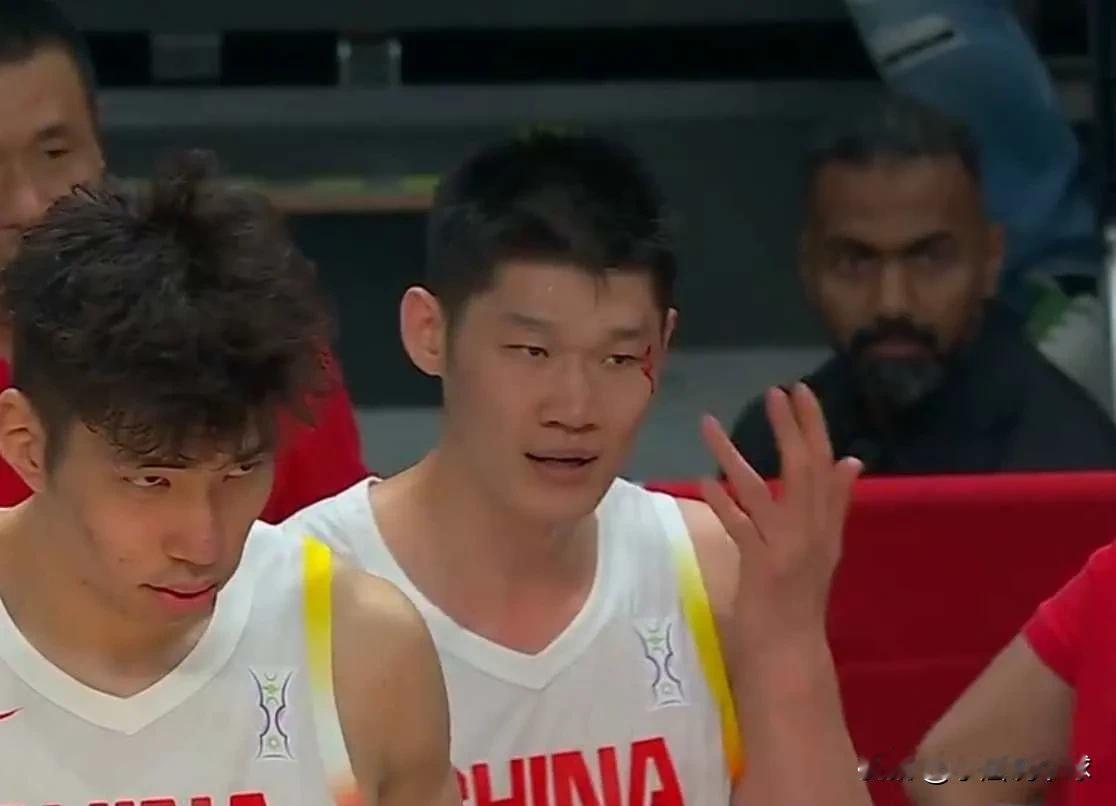 胡金秋不愧是定海神针！关键时刻太稳了

中国男篮79-71战胜韩国队晋级四强，胡
