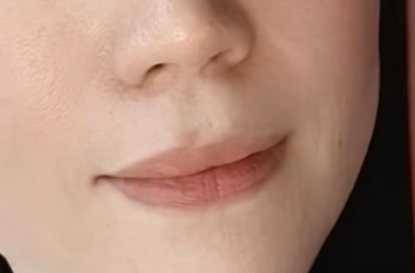 美颜了，但是单生法令纹依然隐约可见。 