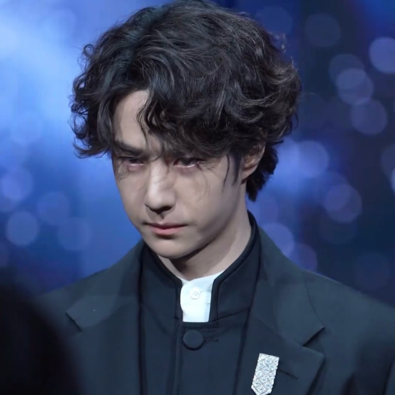 努力装凶 王一博